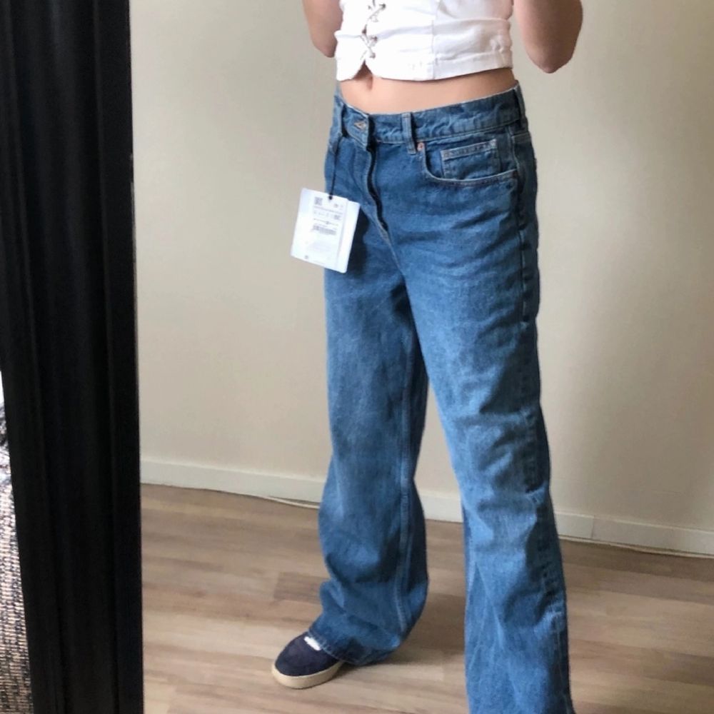 Jättefina lågmidjade jeans från Zara, dem är wide leg! Helt oanvända med prislapp kvar. Inte helt säkert att jag säljer men buda gärna i kommentarerna❤Sitter lågmidjat och lite baggy på mig som är bär en 36 i vanliga fall💕☺️ BUDA I KOMMENTARERNA. Jeans & Byxor.