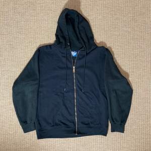 En zip up hoodie från beyond retro. Deras “reconstructed” initiativ. Ihopsydda tröjor. Bredd: 55cm, längd: 63cm, tag: XL. 