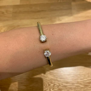 Dyrberg Kern armband i guld och silver  - Dyrberg Kern armband i väldigt bra skick. Passar olika armleds storlekar. Super fin ☺️ 