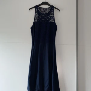 Spetsklänning hollister - Mörkblå klänning med blommig spets på överdelen. Tyget ganska stretchiga och väldigt mjukt och skönt. Kan mötas upp i Nyköping/Göteborg alternativt frakta men då står kund för frakt 😁