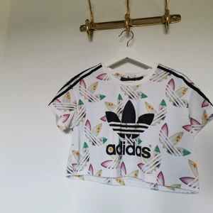 Adidas crop top  - Croppad topp från Adidas. Storlek small. Sparsamt använd. Skickas mot portokostnad, väger när det är packat 🙂