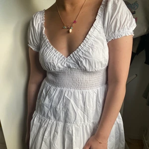 Peppermayo, strl 34-36 - En fin sommar/student klänning! Aldrig använd, nypris 900kr. Detta var min klänning jag tänkte ha till studenten men jag hittade en ännu bättre under fraktens gång. :) 