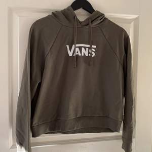 Militärgrön jätte snygg Vans hoodie. Den är lite kortare men väldigt bekväm, använd en gång. I fint skick