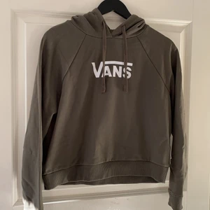 Vans hoodie - Militärgrön jätte snygg Vans hoodie. Den är lite kortare men väldigt bekväm, använd en gång. I fint skick