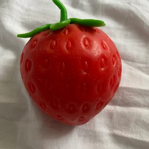 Jordgubbe stressboll  - Som needoh🌸  Jätte skön att hålla på med🌸