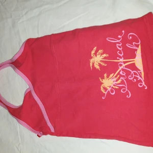 Rött barnlinne - Rött barnlinne med knäppning bakom nacken