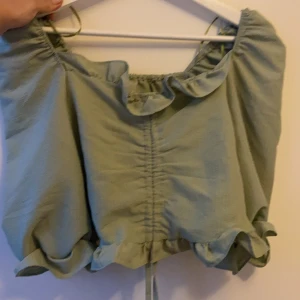 SHEIN  - Jättefin grön tröja med väldigt bra material. Materialet går ej att stretcha men man kan justera längden på den som ni ser på de andra bilderna.