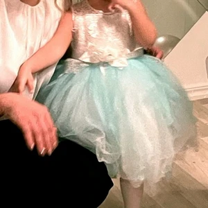 Barn klänning  - Prinsessa klänning storlek 98 