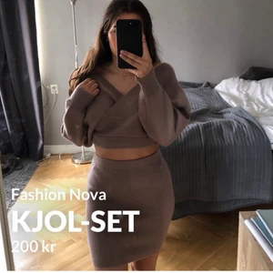 Kjol-set  - Superfint set från fashion Nova i en lila/brun-aktig färg. Aldrig använt så det är helt nytt och verkligen jättemjukt och skönt. Kommer inte till användning och därav säljs det. Väldigt stretchigt.  Strl. Xs (passar även S)