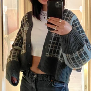 Cardigan WEEKDAY - säljer denna slutsålda cardigan ifrån weekday, i super fint skick. Nypris 600kr, storlek M.