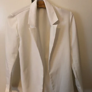 Vit Blazer/Kavaj strlk 38 - Säljer nu min vita kavaj som är köpt från boohoo storlek 38 men passar som en 36 också. Endast använd 1 gång på min student under utspring förra året. Jätte fint skick. Ny pris - 459 Mitt pris -350