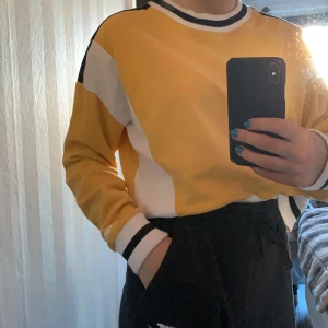 Hollister Sweater - En söt sweather med fin ljus färg till sommarn. Köpt men knappt använd då den köptes i fel storlek. Den är lite croppad och har detaljer med ränder som syns på bilderna