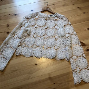 Virkad topp - Virkad topp från bikbok. Använd ett fåtal gånger. Strl S. Flowiga armar och sitter väldigt fint. Passar xs-m. Köparen står för frakten💗
