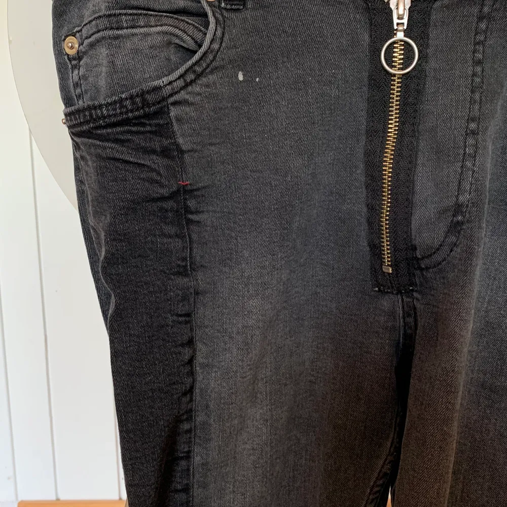 GÖRSNYGGA jeans från Norr som jag inte vill sälja men de är tycärr lite tajta nu så använder aldrig. Inte skinny jeans men inte baggy så lite mer raka fast lite formade efter kroppen också så en bra blandning. Odinariepris 880kr. Passar nog 36-38.. Jeans & Byxor.