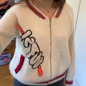 Kofta - Intressekoll på min absolut favoritplagg som jag inte använder längre. Storlek M men den sitter som en liten större kofta. Nypris ca 900