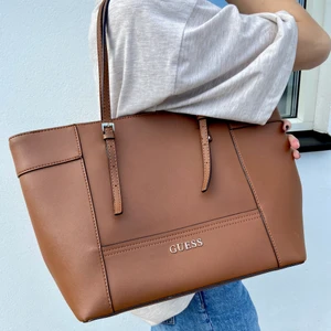 Brun GUESS väska - Säljer min äkta GUESS väska i brunt läder.🤎 Välanvänd men i fint skick, DMa för fler bilder. NYPRIS: 1400kr