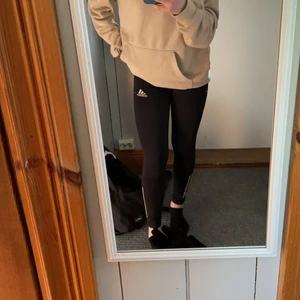 Adidas byxor strl 152. - Säljer ett par adidas träningsbyxor i storlek 152, 11-12 år. Jag är 13 och kan ha dom dock.  