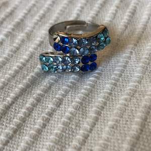Superfin blå ring som är reglerbar! En sten har tyvärr lossnat :( nickelfri, 10kr! ||Köpare står för 12kr frakt