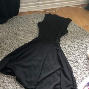 Jättefin svart klänning med markerad midja. Lite för liten för mig. Endast testad. 