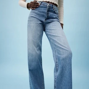 Nya Zara jeans  - Baggy Zara jeans med hög midja, helt nya och oanvända! ✨💞 Storlek 44 o det stämmer bra, dock VÄLDIGT långa i benen så passar bäst på någon typ 175cm eller över 🥰 I perfekt skick, säljes pga för långa för mig! Super-trendiga 💘🌸