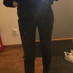 jeans - har växt ut byxorna så dom nästan blir skinny på mig innan dess älskade jag dom kom privat för mer bilder kan tänkas sänka priset!