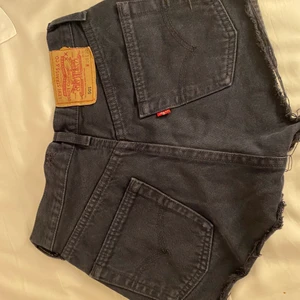 LEVIS SHORTS - Super snygga shorts i vintage skick! Det finns ett hål vid midjan på baksidan. Det är W28 men väldigt små i storleken och passar inte mig med W27 och S i shorts. Skulle säga att det är XXS/XS💜