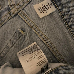 H&M momjeans - H&M byxor, har haft de en gång på mig. Tycker att de ser konstiga ut för mig, lite stora! Köpte för 300 spend 