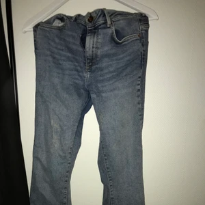 Utsvängda Gina tricot jeans - Använd några gånger sitter väldigt fint samt fint skick     Köparen står för ev. Frakt 