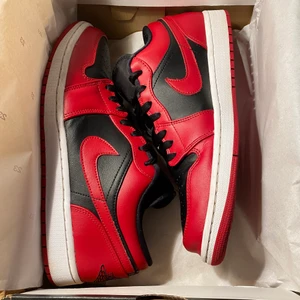 Jordan 1 Low - Säljer mina Jordan 1 Low Reverse Bred/Gym red, De är använda fåtal gånger men i bra skick, Låda fås med, tar emot bud från 600kr, skriv för mer bilder/info