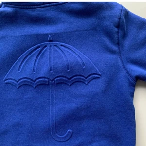 Blå hoodie  - Väldigt sparsamt använd blå hoodie från Hélas, i fin stark blå färg. Nypris: 1000kr, köpt på junkyard (finns ej kvar). 