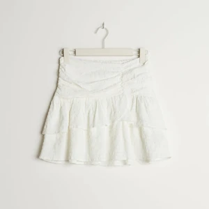 Vit volangkjol - Använd en gång och tyckte inte riktigt att det passade mig så i nyskick 💞 Nypris 300kr