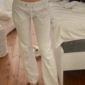 raka mjukisar - raka vintage peak mjukisar! super coola! går att klä ner och klä upp! super sköna och i super fint skick!❤️ lågmidjade! passar mig som är 165cm och har en innerbenslängd på 75cm!