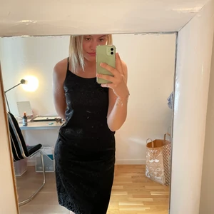 Klänning - Superfin klänning bed svarta rosor på. Perfekt till sommarens fester och kalas! Blänker väldigt fint i dagsljus! Är tyvärr för liten för mig så säljer vidare den. Storlek S. Banden är justerbara. Frakt ingår inte i priset!