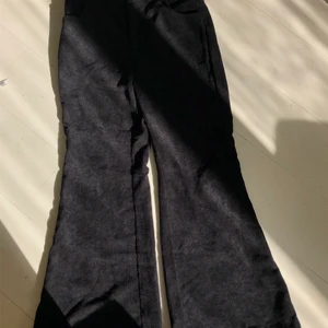 Svarta vida manchesterbyxor  - Vida svarta manchesterbyxor! Endast provade, säljer pga för små. Strl L men sitter som S/M på mig. Köparen står för frakt 💕