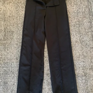 Kostymbyxor - Säljer dessa svarta lite tightare kostymbyxor från Madlady, säljes efftersom de inte passar mig. 