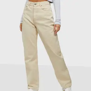 Beiga mom jeans köpta ifrån Nelly, flitigt använda men fortfarande i fint skick, säljes p.g.a att storleken är fel. Nypris: 599 :- 