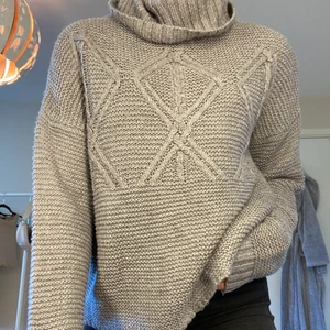 Grå stickad tröja - Jättefin stickad tröja som tyvärr inte kommer till användning, står inte på den vilken storlek men skulle gissa på typ M, sitter skönt smått oversize så mig som är 168cm o har vanligtvis S. Köparen står för frakten💕