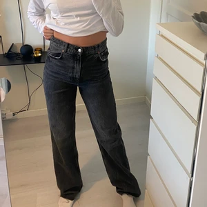 Jeans från Zara - Säljer dessa populära jeans från Zara i storlek 38. Jag är 172 så dom är långa i benen✨ 