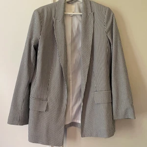 Randig kavaj - Marinblå-randig kavaj från HM i storlek 40. Perfekt på sommaren som jacka! Köparen står för ev. frakt! 