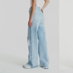 Idun wide jeans - Helt oanvända "Idun wide jeans" från gina tricot (prislappen sitter kvar🥰) !!! Nypris: 600 kr och jag säljer för 300. OBS! Köparen står för frakt.