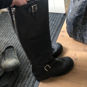 Johnny bulls - Helt oanvända, min syster hade dem en gång i skolan men inget mer, sen har dem bara stått i hallen och samlat damm. Vet inte riktigt vad frakten blir men vid intresse skriv privat så löser vi det. Skickar med video/bild bevis när jag fraktar och garanterar en snabb och säker affär 🌸