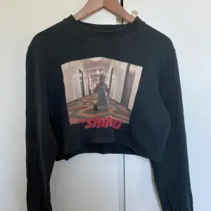 Långärmad croppad sweatshirt från Jack and Jones x The Shining. I fint skick! Skick meddelande vid frågor/intresse💖