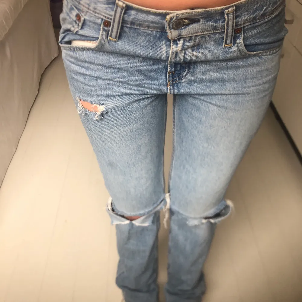 Funderar på att sälja dessa lågmidjade raka jeans från levis. Dom har en slitsar på slutet. Finns en liten fläck som syns olika mycket i olika ljus, men som mest på bild 3 (vänstra benet). Jag är 166 och brukar ha 34/36. Jeans & Byxor.
