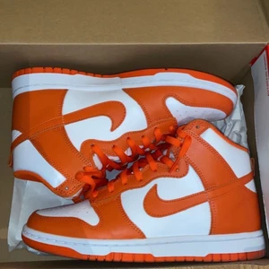 Nike Dunk High Syracuse strl 40 - Väldigt gott skick, använda en gång och låda finns kvar. Med tanke på att kvitto inte finns kvar kan pris diskuteras. Hör av dig för frågor eller fler bilder!