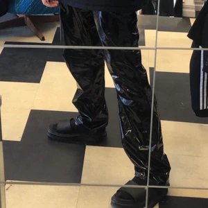 lackbyxor storlek 38  - RESERVERAD lackbyxor från nelly i storlek 38. använder inte längre och är lite för stora för mig. hör av dig om du är intresserad eller har frågor :)