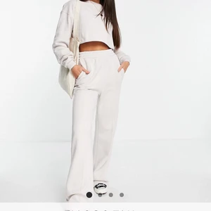 Mjukisset  - Helt nytt mjukisset från ASOS! Säljer pga fel storlek. Strl 34 men de är rätt stora i storleken. Passar s-m