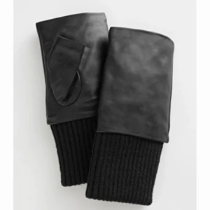 Skinnhandskar  - Säljer dessa balla skinnhandskar då jag aldrig riktigt använder dem. Så coola och i bra skick!