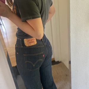 Så fina levi’s 501 jeans - Köpta på Plick och ÄLSKAR DEM men tyvärr är de för små. Skulle säga att de passar en storlek 25-27 beroende på hur man vill att de sitter! (Jag är 172 cm)