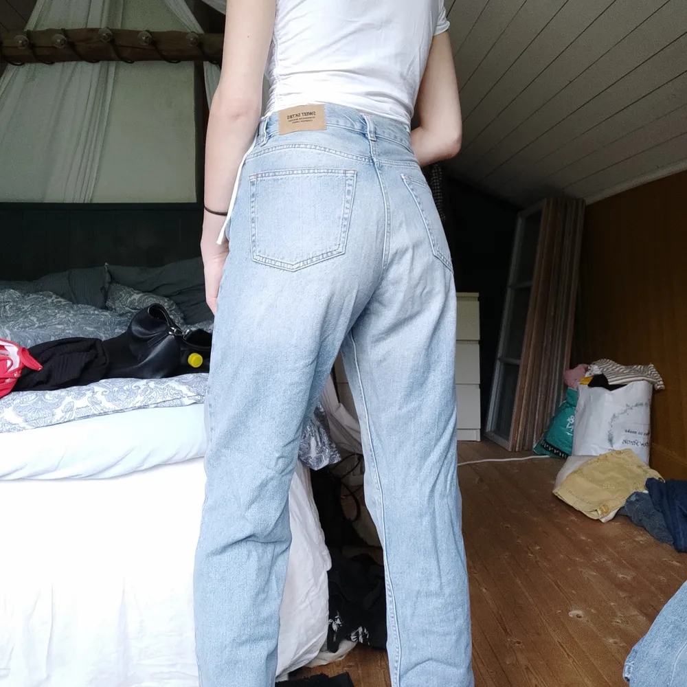 Jeans lite oversized från Sweet Sktbs. Jättesnygga och sköna, men lite för korta för mig som är 174.. Jeans & Byxor.