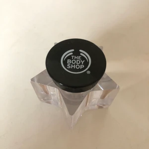 Smink - Jättefint glitter man kan använda som ögonskugga eller lägga någon annan stans i ansiktet. Fint skick då jag knappt använt det!